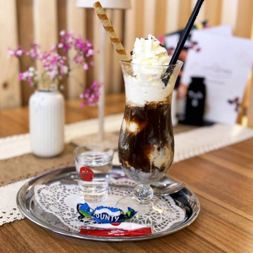 Eiskaffee im Café Nest