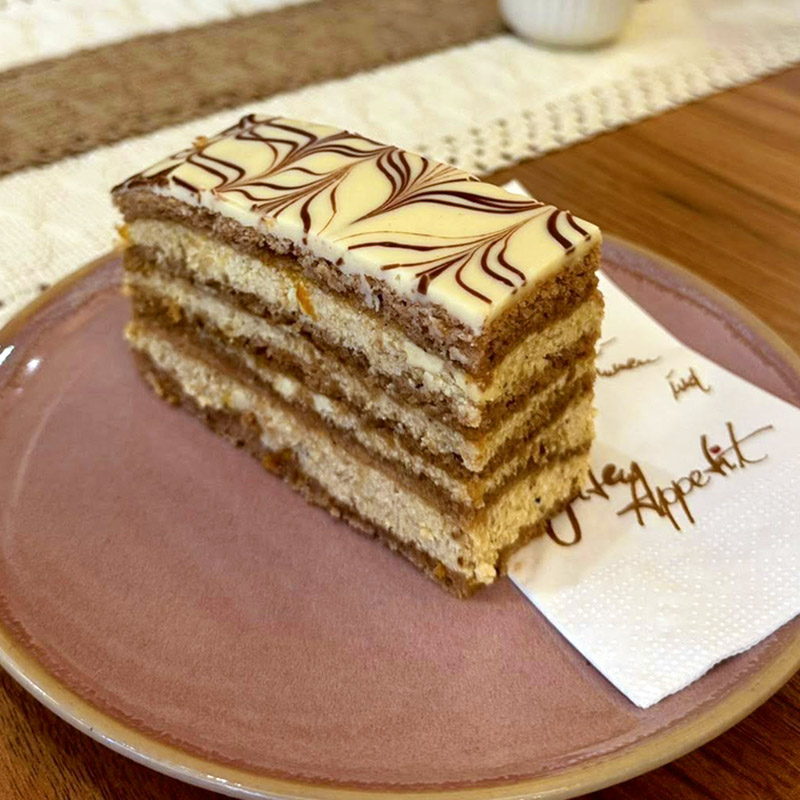 Mehlspeisen im Café Nest