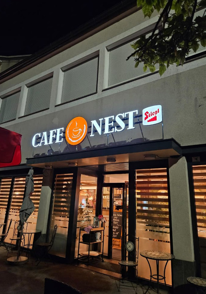 Café Nest bei Nacht